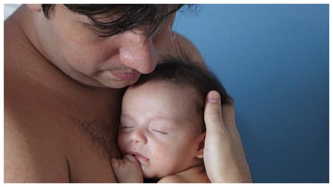 التلامس الجلدي بين الرضيع والأب بعد الولادة